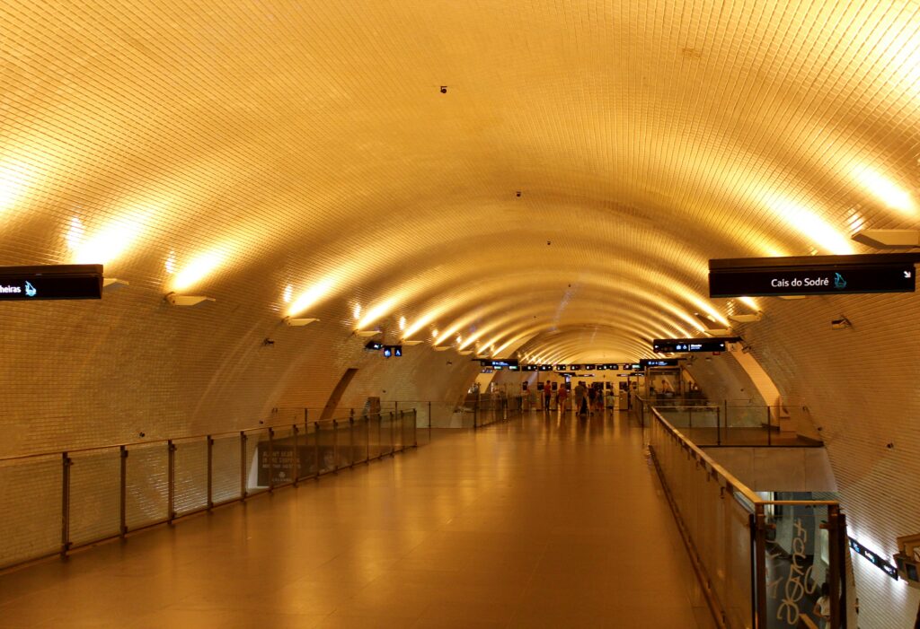 Metro nutzen und Sehenswürdigekeiten in Lissabon erkunden