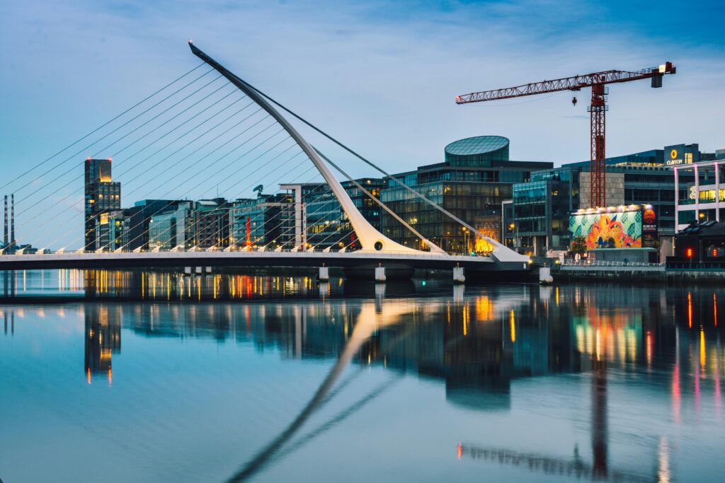 Liffey und die berühmte Brücke in Dublin