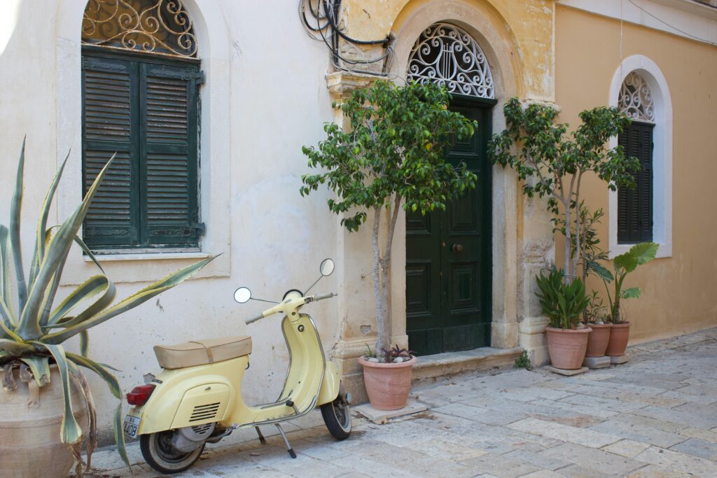 Bild von einem Haus und einem Moped in Korfu Stadt