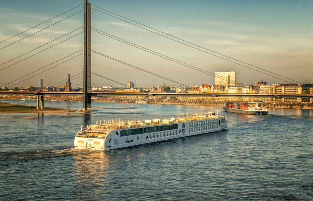Schifffahrt am Rhein in Düsseldorf