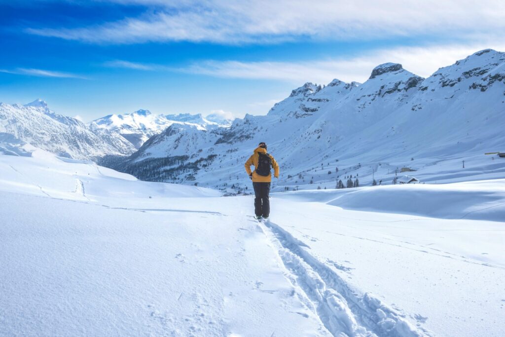 Winterlandschaft bei einem Spaziergang in den Bergen genießen