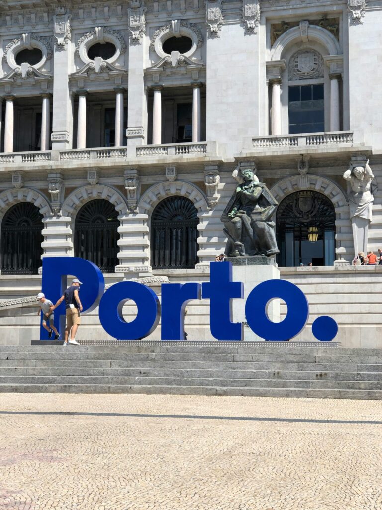 Porto Schriftzug beim Rathaus